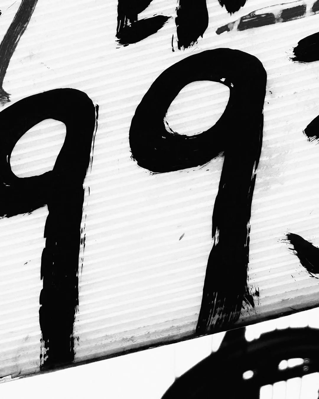 Placa pintada à mão com o número 99.